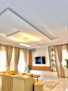 TV a/nebo společenská místnost v ubytování Beautiful 2 bedroom Apartment with Pool