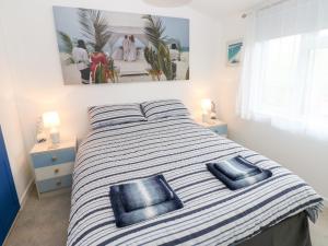 un dormitorio con una cama con dos almohadas. en The Sanctuary, en Richmond