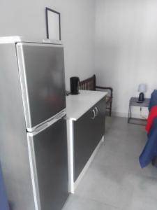 een keuken met een witte bar en een koelkast bij Columbae Guesthouse in Parys