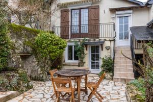 a patio with a table and chairs in front of a house at maison Amboise in Limeray