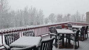 um grupo de mesas e cadeiras cobertas de neve em Evenia Monte Alba em Cerler mais 62 fotografias