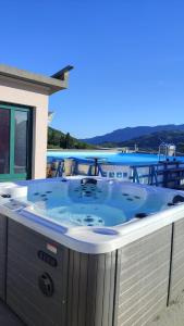 un jacuzzi en la terraza de una casa en Hotel Prvan, en Vrgorac