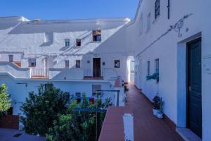 サン・ファン・デ・アスナルファラチェにあるSan Juan Bien Comunicadoの白い建物のバルコニービュー