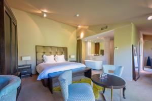 Postel nebo postele na pokoji v ubytování Hotel Ligaro - Jarnac