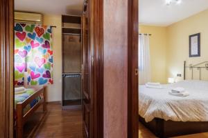 サン・ファン・デ・アスナルファラチェにあるSan Juan Bien Comunicadoの小さなベッドルーム(ベッド1台付)、広さのベッド1台が備わる客室です。 +19枚の写真