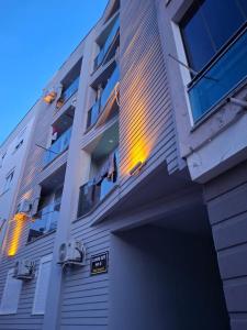 Budova, kde se aparthotel nachází + 4 fotografie