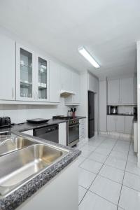 Η κουζίνα ή μικρή κουζίνα στο Townhouse in Bloubergstrand