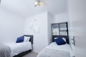 Ένα ή περισσότερα κρεβάτια σε δωμάτιο στο Townhouse in Bloubergstrand