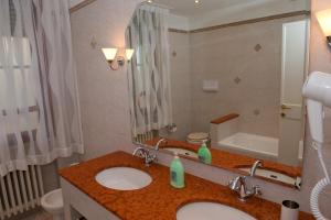 a bathroom with two sinks and a large mirror at Casa Corinna in Ponsacco