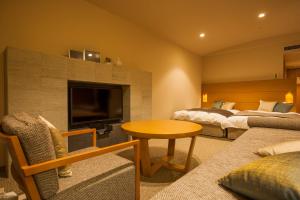 een hotelkamer met twee bedden en een flatscreen-tv bij Hotel Mt. Fuji in Yamanakako +66 foto's