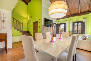 Un comedor con una mesa y sillas blancas. en Un duplex con encanto, en Jaca