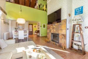 Una sala de estar con un sofá y una chimenea. en Un duplex con encanto, en Jaca