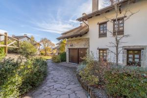 una casa con una pasarela de piedra frente a una casa en Un duplex con encanto, en Jaca