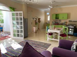 Kuchyň nebo kuchyňský kout v ubytování Roses House Ladies or families only