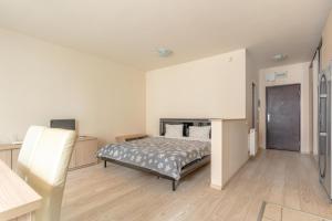 een slaapkamer met een bed in het midden van een kamer bij City Oasis Studio in Oradea