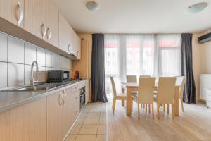 een keuken en eetkamer met een tafel en stoelen bij City Oasis Studio in Oradea