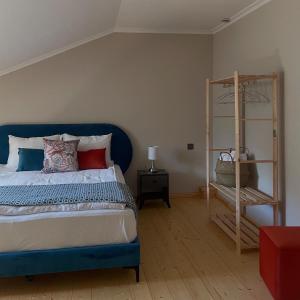 ディリジャンにある2 Floor Inn in Dilijanのベッドルーム(青いベッド1台、棚付) +10枚の写真