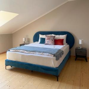 ディリジャンにある2 Floor Inn in Dilijanのベッドルームに青いベッド(枕付)