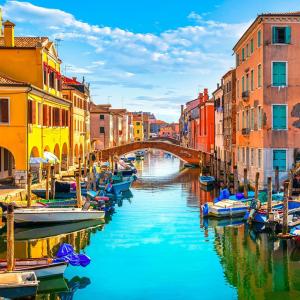 een groep boten in een kanaal met een brug bij Suite Laguna in Chioggia