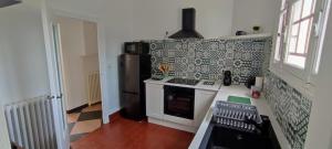 eine Küche mit Herd und Kühlschrank in der Unterkunft Maison charmante avec patio ! in Bourges