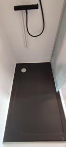 ein Raum mit einer Decke mit einer schwarzen Arbeitsplatte in der Unterkunft Maison charmante avec patio ! in Bourges + 17 Fotos