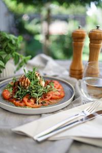 Jídlo v hotelu nebo okolí