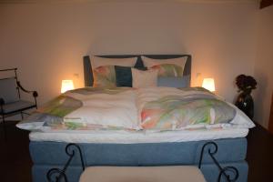 een slaapkamer met een groot bed met kussens bij Ferienhaus 1534 in Neustadt an der Weinstraße
