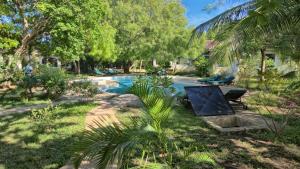 Safina Cottages في شاطئ دياني: مسبح بطاولة نزهة واشجار