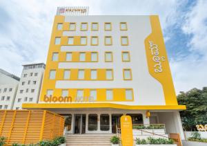 Un hotel con un cartel en la entrada. en Bloom Hotel - Whitefield, en Bangalore