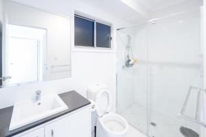 un bagno con wc, lavandino e doccia di Modern Park Ridge Haven – Perfect for Families! a Marsden Altre 13 foto