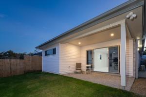 una casa bianca con un prato davanti di Modern Park Ridge Haven – Perfect for Families! a Marsden