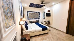 TV a/nebo společenská místnost v ubytování Hotel HomeAste 001 Near Yashobhoomi Convention Center