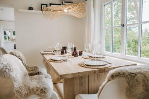 a dining room with a table with chairs and a window at Waldmaise in Hayingen