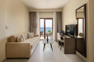 TV a/nebo společenská místnost v ubytování Blue Bay Halkidiki - Adults Only