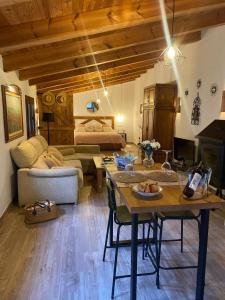 un salon avec une table et un canapé dans l'établissement Loft Rural El Pajar del Molino, à Benamahoma 23 autres photos