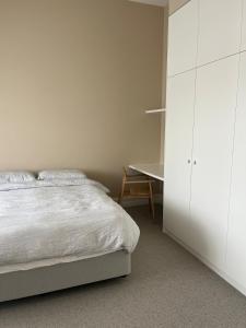 Postel nebo postele na pokoji v ubytování Gertie, Classic meets Modern with Pako next door