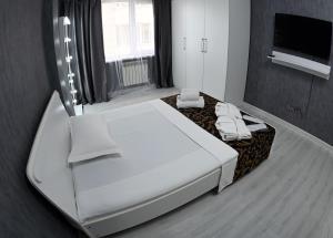 Ένα ή περισσότερα κρεβάτια σε δωμάτιο στο Элегантные Апартаментв 175 в сердце Города Алматы, ЖК Молодежный