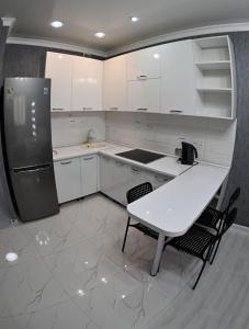 Η κουζίνα ή μικρή κουζίνα στο Элегантные Апартаментв 175 в сердце Города Алматы, ЖК Молодежный