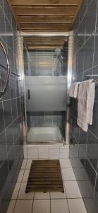 ラ・ズマにあるLA TZOUMAZ - VERBIER 4 Vallées - Grand Chalet 5 chambres, Ski IN/OUT, Saunaのバスルーム(シャワー付)が備わります。 +36枚の写真