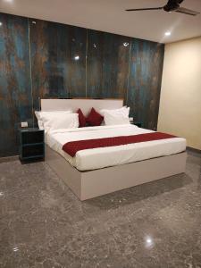 Una cama o camas en una habitación de TAG Kaksh