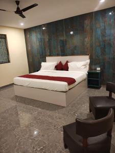 Una cama o camas en una habitación de TAG Kaksh