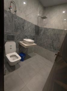 Un baño de TAG Kaksh 2 fotos más