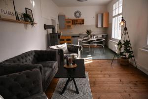 Una sala de estar con dos sofás y una mesa. en Sleep Space 2 - Green&Tiny Spot Osterwieck Birkenmühle, en Osterwieck