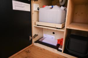 una habitación con la puerta abierta, con una caja y un contenedor. en Sleep Space 1 - Green&Tiny Spot Osterwieck Birkenmühle, en Osterwieck