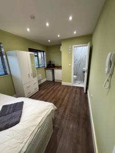 Η κουζίνα ή μικρή κουζίνα στο Cosy en-suite 15 min from Heathrow airport