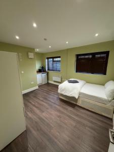 Ένα ή περισσότερα κρεβάτια σε δωμάτιο στο Cosy en-suite 15 min from Heathrow airport