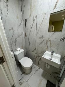 Ένα μπάνιο στο Cosy en-suite 15 min from Heathrow airport