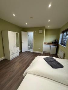 Η κουζίνα ή μικρή κουζίνα στο Cosy en-suite 15 min from Heathrow airport +7 φωτογραφίες