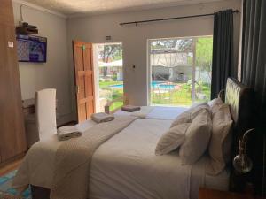 Postel nebo postele na pokoji v ubytování Victoria Oaks Guesthouse + 48 fotografií