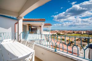 een balkon met uitzicht op een stad bij Girasole in La Caletta